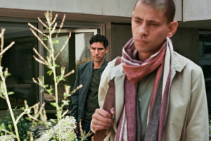 Adam Bessa, Tawfeek Barhom (v.l.n.r.) in "Die Schattenjäger" (2024)