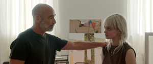 Jean-Marc Barr, Maja Bons (v.l.n.r.) in "Die Akademie" (2024)