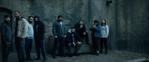 Cem Öztabakci (3.v.r.), Kais Setti (2.v.r.) in "Haps - Crime Doesn't Pay" (2025)