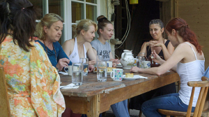 Agnes Thi Mai, Ute Meisenheimer, Helena Sattler, Amelie Köder, Lenka Arnold, Antje Nikola Mönning (v.l.n.r.) in "Überall gibt es ein Hausen" (2024)