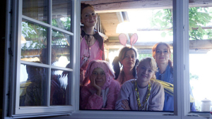 Amelie Köder, Mira Gittner, Agnes Thi Mai, Helena Sattler, Antje Nikola Mönning (v.l.n.r.) in "Überall gibt es ein Hausen" (2024)