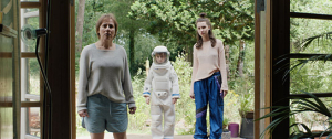 Eva Löbau, Theo Kretschmer, Lilli Lacher (v.l.n.r.) in "Grüße vom Mars" (2024)
