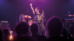 Martina Weith (vorne) in "Einfach machen! She-Punks von 1977 bis heute" (2024)