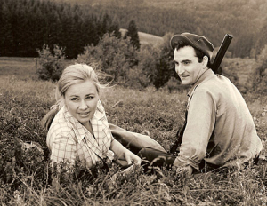 Micaëla Kreißler, Jurij Kramer (v.l.n.r.) in "Das Boot im Walde" (1971)
