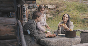 Sebastian Fischer, Lana-Mae Lopičić, Anna Kaminski (v.l.n.r.) in "Der Deserteur" (2025)