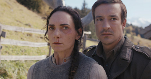 Anna Kaminski, Sebastian Fischer (v.l.n.r.) in "Der Deserteur" (2025)