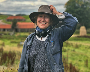 Athina Rachel Tsangari bei den Dreharbeiten zu "Harvest" (2024)