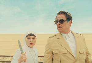 Mia Threapleton, Benicio del Toro (v.l.n.r.) in "Der phönizische Meisterstreich" (2025)
