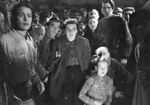 Lotte Koch (links), Carl-Heinz Schroth (3.v.l.), Gabrielle Heßmann (4.v.l), Ursula Bergmann (vorne, Kind), Siegmar Schneider (dahinter, stehend) in "Morituri" (1948)