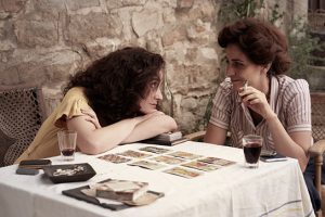 Olivia Vinall, Cassandra Ciangherotti (v.l.n.r.) in "Leonora im Morgenlicht" (2025)
