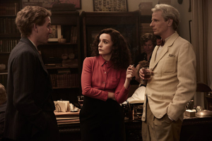 Ryan Gage, Olivia Vinall, Alexander Scheer (v.l.n.r.) in "Leonora im Morgenlicht" (2025)