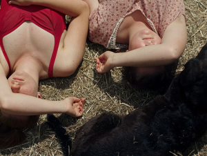 Pauline Bullinger (links) in "Milch ins Feuer" (2024)