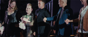 Renata Scotto (2.v.l.) in "Primadonna or Nothing" (2025)