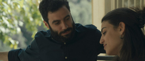 Meirav Memoresky, Manar Shehab (v.l.n.r.) in "Happy Holidays" (2024)