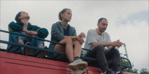 Luana Velis, Fee Zweipfennig, Christoph Bertram (v.l.n.r.) in "Raumteiler" (2024)