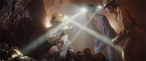Daniel Antivilo (links), Katalina Sánchez (Mitte) in "Bitter Gold" (2024)