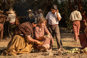 Marina Pumachapi (vorne links), Devrim Lingnau Islamoğlu (vorne Mitte) in "Maria Reiche: Das Geheimnis der Nazca-Linien" (2025)