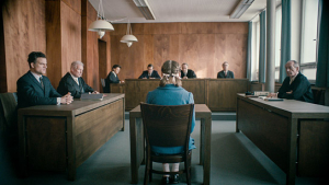 Torben Liebrecht (links), Elise Krieps (von hinten), Rainer Bock (3.v.r.), Robert Hunger-Bühler (rechts) in "Karla" (2025)