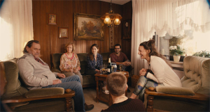 Markus John, Johanna Gastdorf, Lou Strenger, Jean Paul Baeck, Catrin Striebeck (v.l.n.r.), Florian Geißelmann (von hinten) in "Seid einfach, wie ihr seid" (2022)