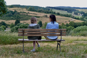 Jonathan Köhn, Cheyenne Aaliyah Roth (v.l.n.r.) in "Ab morgen bin ich mutig" (2025)