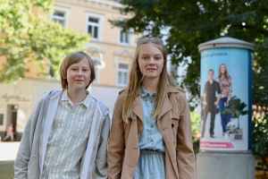Jonathan Köhn, Anna Bahners (v.l.n.r.) in "Ab morgen bin ich mutig" (2025)