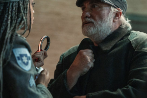 Kim Bodnia (rechts) in "Momo" (2025)