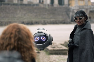 Alexa Goodall, Laura Haddock (v.l.n.r.) in "Momo" (2025)