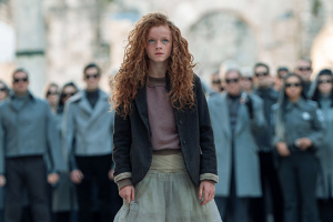 Alexa Goodall (vorne) in "Momo" (2025)