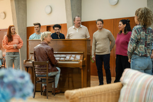 Florian David Fitz (am Klavier), Jennifer Kothe, Kilian Sladek, Aziz Dyab, Bernd Hölscher, Holger Stockhaus, Jasmin Shakeri, Viviana Schmidt (hinten v.l.n.r.) in "No Hit Wonder" (2025) Florian David Fitz (am Klavier), Jennifer Kothe, Kilian Sladek, Aziz Dyab, Bernd Hölscher, Holger Stockhaus, Jasmin Shakeri, Viviana Schmidt (hinten v.l.n.r.) in "No Hit Wonder" (2025)