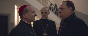Ralph Fiennes, Brían F. O'Byrne, Thomas Loibl (v.l.n.r.) in "Konklave" (2024)