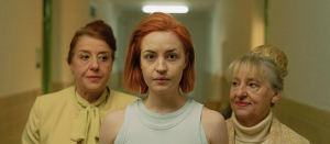 Luise Kinseher, Sarah Mahita, Johanna Bittenbinder (v.l.n.r.) in "Zweigstelle" (2025)