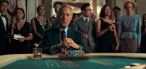 Alex Jennings (vorne), Tilda Swinton (rechts) in "Ballad of a Small Player" (2025)