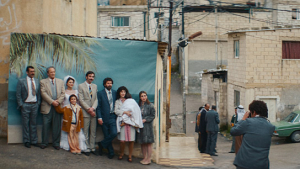 Mohammed Bakrī (2.v.l.), Sanad Alkabarete (3.v.l. vorne), Saleh Bakrī (6.v.l.), Cherien Dabis (7.v.l.) in "Im Schatten des Orangenbaums" (2025)