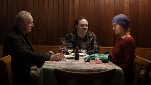 Ulrich Tukur, Lukas Rüppel, Anke Engelke (v.l.n.r.) in "Dann passiert das Leben" (2025