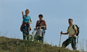 Clara Schwinning (links), Maral Keshavarz (Mitte oben), Buksori Lie (Mitte unten), Kyung-Taek Lie (rechts) in "Sehnsucht in Sangerhausen" (2025)