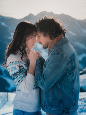 Charleen Weiss, Erkan Acar (v.l.n.r.) in "Make Me Feel" (2025)