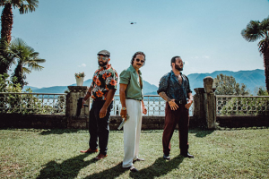 Erkan Acar (Mitte) in "Make Me Feel" (2025)