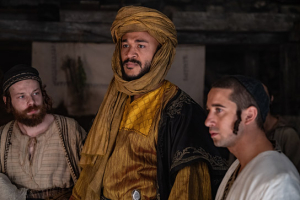 Malick Bauer (Mitte), Michael Marcus (rechts) in "Der Medicus 2" (2025)