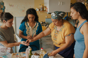 Melissa Guers, Rita Benmannana, Amina Ben Mohamed, Nadia Melliti (v.l.n.r.) in "Die jüngste Tochter" (2025)