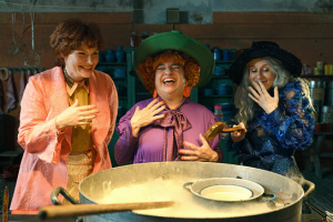 Rosalie Thomass, Maria Happel, Sophie Rois (v.l.n.r.) in "Bibi Blocksberg - Das große Hexentreffen" (2025)