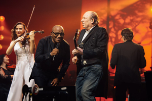 Hans Zimmer (2.v.r.) in "The World of Hans Zimmer - A New Dimension" (2025)