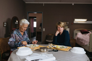 Hildegard Schmahl, Corinna Harfouch (v.l.n.r.) in "Im Spiegel meiner Mutter" (2026)