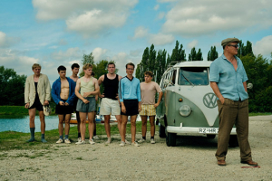 Leonard Kunz, Carlo Krammling, Felix Scharf, Julius Henri Busch, Leon Kleinschmidt, Felix Kammerer, Vito Wiesner, Oliver Masucci (v.l.n.r.) in "Adams Acht" (2026)