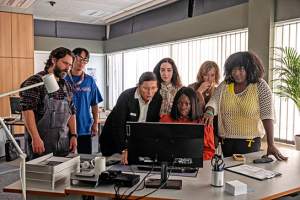 Adam Bousdoukos, Dennis Palamy, Nele Rosetz, Roxana Safarabadi, Ruby Commey, Imke Büchel, Thelma Buabeng (v.l.n.r.) in "Billie" (2025)
