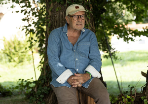Volker Schlöndorff bei den Dreharbeiten zu "Heimsuchung - Eine Jahrhundertgeschichte" (2026)