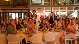 Elyas M'Barek, David Korbmann, Frederick Lau, Florian David Fitz, Emily Kusche, Paul Ahrens, Diana Amft, Maria Dragus, Karoline Herfurth, Jessica Schwarz, Wotan Wilke Möhring (v.l.n.r.) in "Der perfekte Urlaub" (2026)