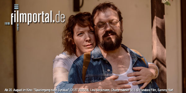 Lina Beckmann, Charly Hübner (v.l.n.r.) in "Spaziergang nach Syrakus" (2026); Quelle: Pandora Film, DFF, © Pandora Film, Sammy Hart Lina Beckmann, Charly Hübner (v.l.n.r.) in "Spaziergang nach Syrakus" (2026); Quelle: Pandora Film, DFF, © Pandora Film, Sammy Hart