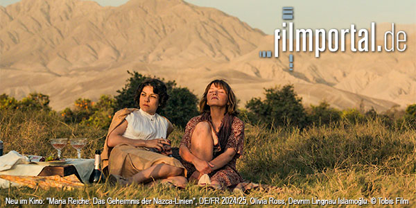 Olivia Ross, Devrim Lingnau Islamoğlu (v.l.n.r.) in "Maria Reiche: Das Geheimnis der Nazca-Linien" (2025); Quelle: Tobis Film, DFF, © Tobis Film