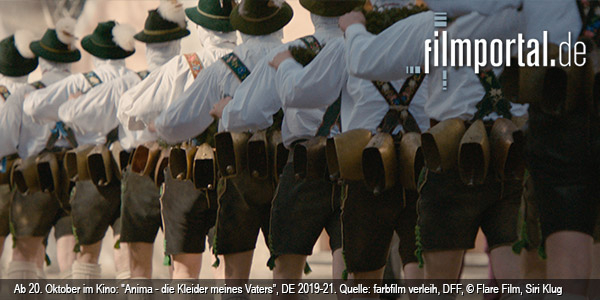 Rückansicht von Männern in bayerischer Tracht, Szenenfoto aus "Anima - die Kleider meines Vaters" (2021)