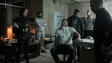 Carol Schuler, Dustin Jérôme Schanz (3.v.l.), Erdal Yıldız (4.v.l.), Tamer Yiğit (rechts) in "Skylines" (2019); Quelle: Netflix, DFF, © Christian Lüdeke Con Lux Photographie